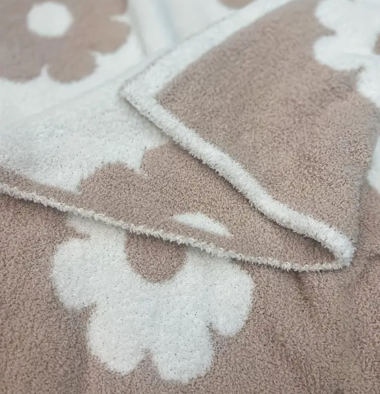 Nordic Flower Pattern Knitted Blanket Microfiber Flowers Daisy Knitted Blanket Lightweight Fluffy Fleece Blanket For Home or Travel