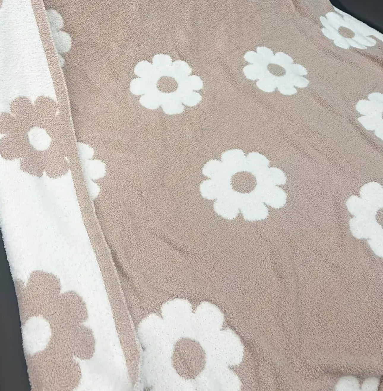 Nordic Flower Pattern Knitted Blanket Microfiber Flowers Daisy Knitted Blanket Lightweight Fluffy Fleece Blanket For Home or Travel